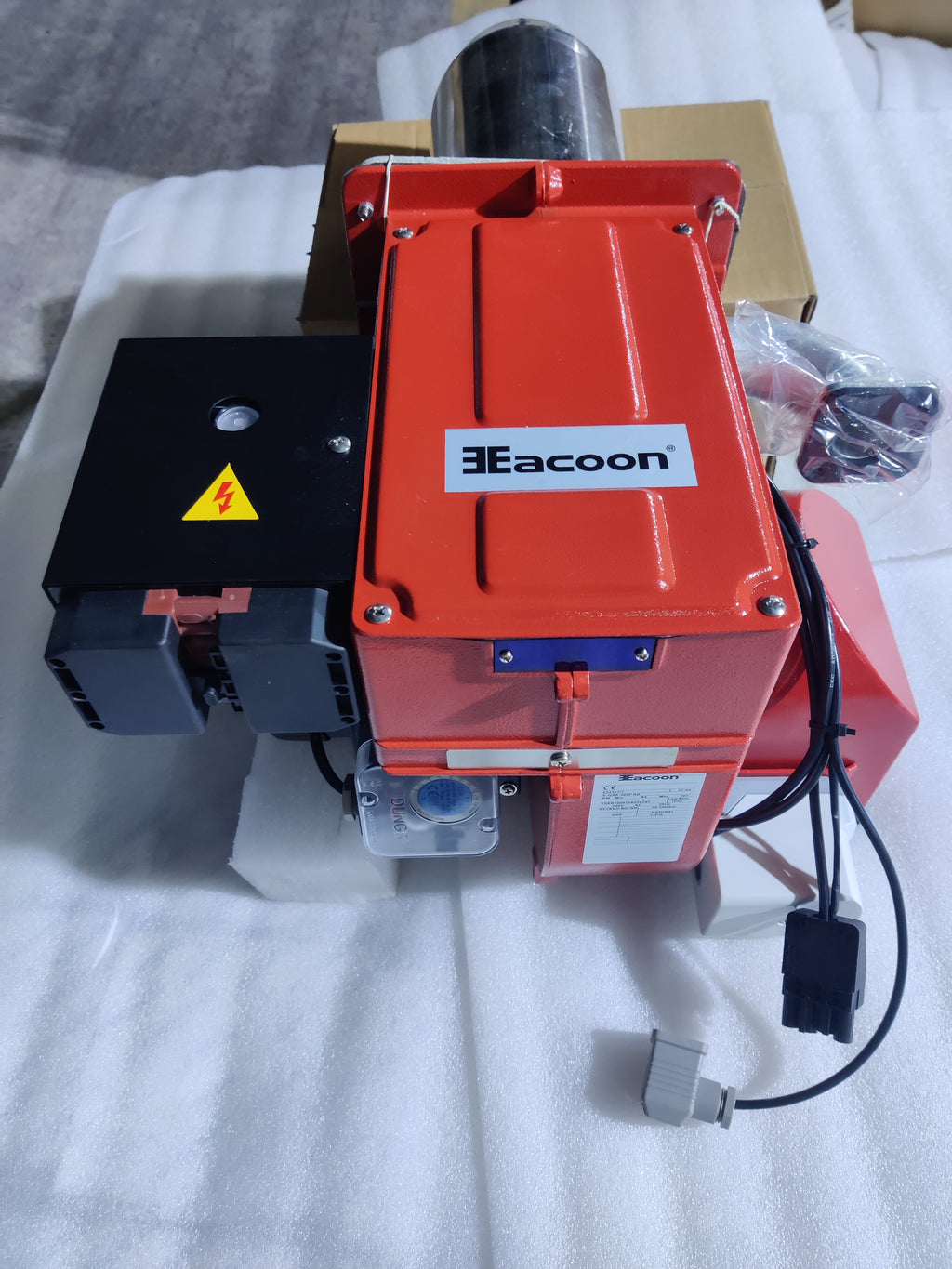 ARNIK E-Gas-305PAB gas burner showing the industrial burner with control valves and metal components for high-capacity heating.